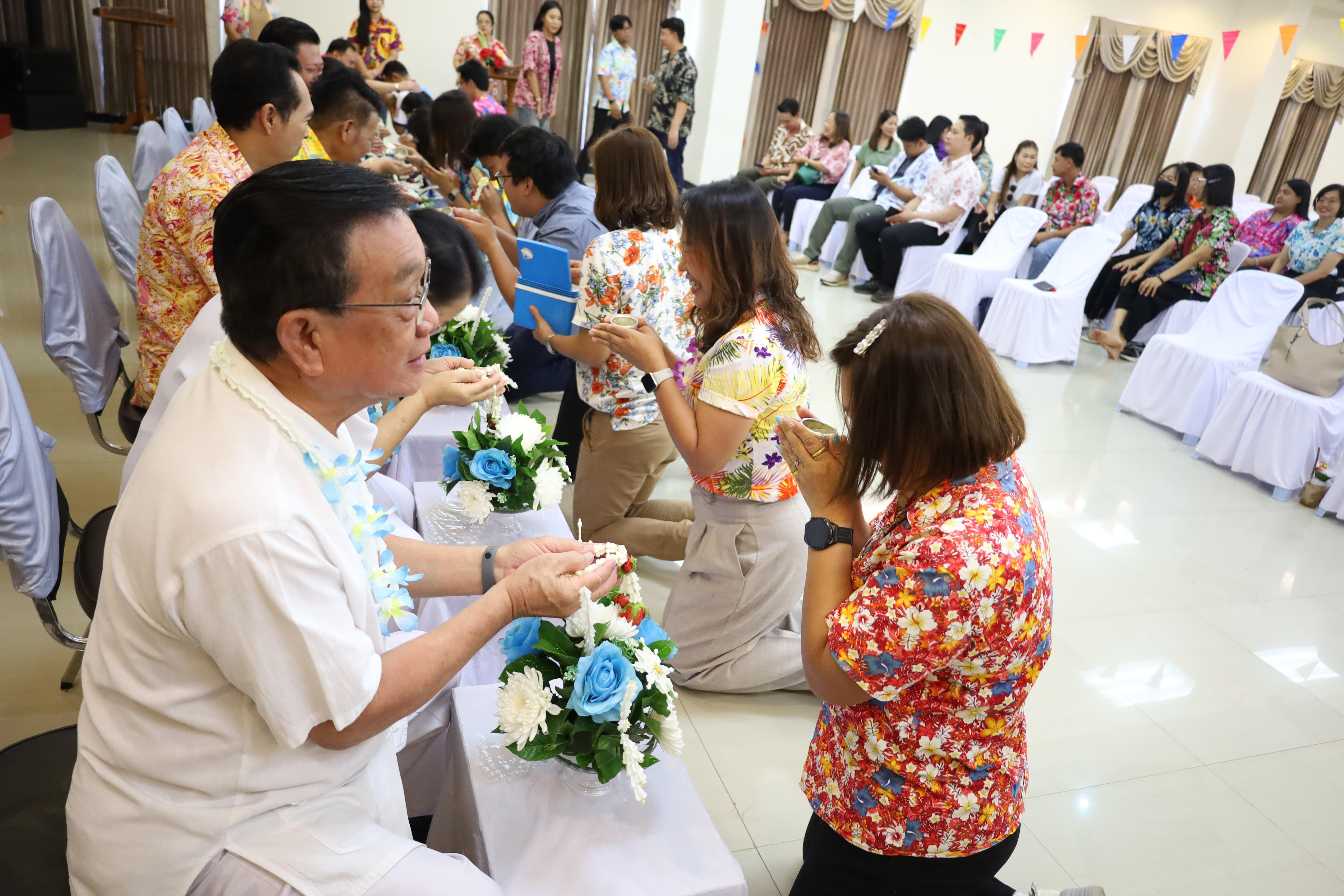 151. วันที่ 26 เมษายน 2568 สาขาการบริหารการศึกษา ได้จัดกิจกรรมรดน้ำดำหัวคณาจารย์ระดับบัณฑิตศึกษา ประจำสาขาการบริหารการศึกษา ณ ห้องประชุมครุร่มสัก 1 ชั้น 3 อาคารคณะครุศาสตร์